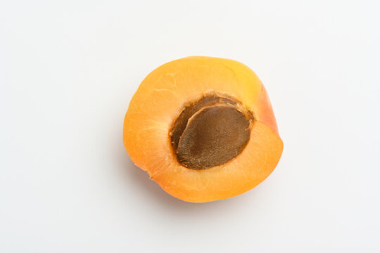 Albaricoques sobre fondo blanco, fruta fresca