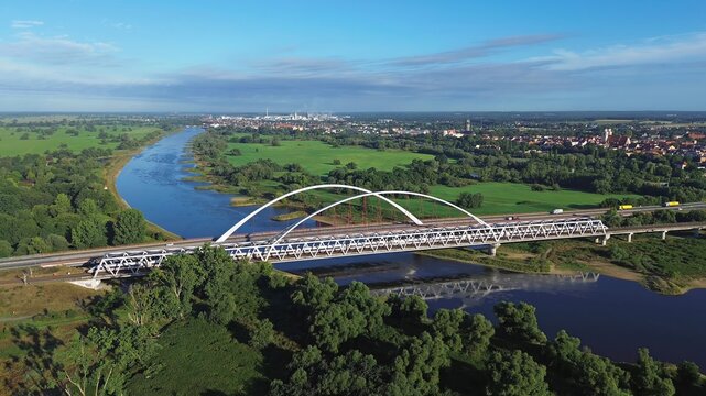 Die Elbbr&uuml;cke neben Wittenberg