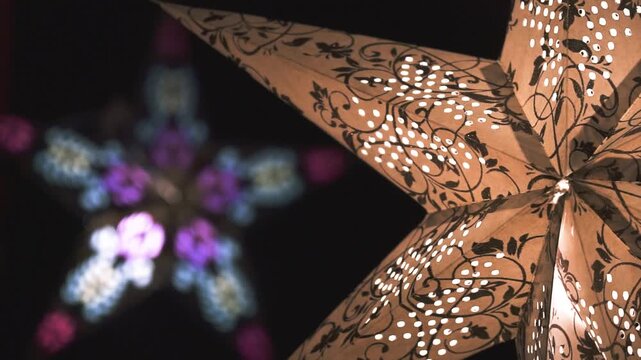 Filmische Fokusverlagerung zwischen dekorativen Weihnachtssternen