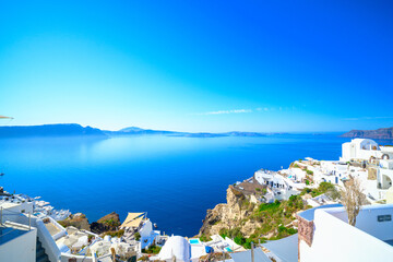 Obraz premium Oia cliffside village and calm blue caldera