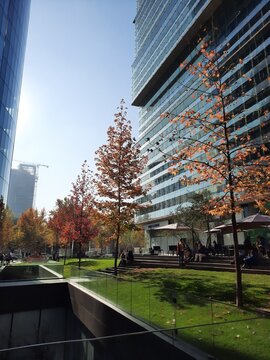 Oto&ntilde;o 2026, mayo. Las Condes, Santiago de Chile. Sector p&uacute;blico de descanso de oficinas corporativas.