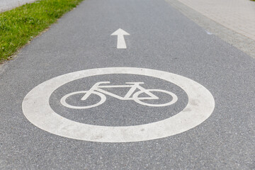 Fototapeta premium Bicycle path sign on the asphalt road