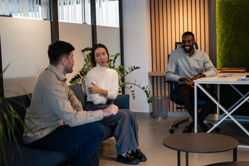 Obraz premium Diverse business people communicating during office meeting