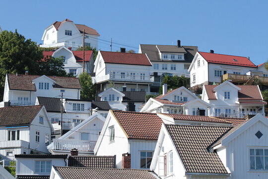 Casas de madera de color blanco en un id&iacute;lico pueblo de Noruega