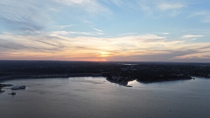 Obraz premium Hazy sunset overlooking the Texas hills and lakes