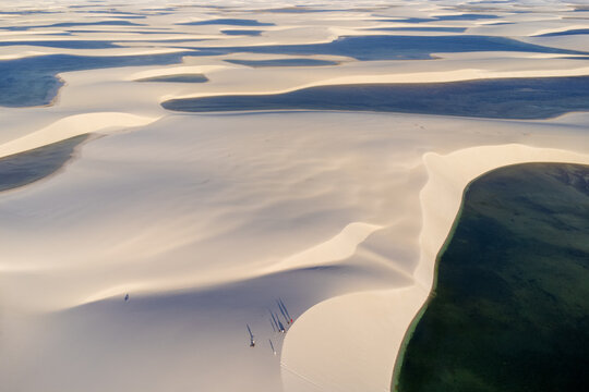 Vista a&eacute;rea dos Len&ccedil;&oacute;is Maranhenses com dunas brancas e lagoas naturais no Maranh&atilde;o