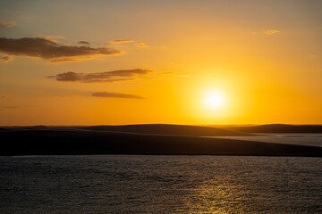 Obraz premium Pôr do sol nos Lençóis Maranhenses com dunas brancas e lagoas naturais no Maranhão