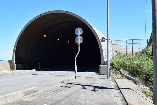 海岸道路のシェルター ／ 山形県鶴岡市の海岸に建造されている「油戸シェルター」です。すぐ横が海なので、風や波除けの役目を果たします。また冬期間は、雪から防護するために設置された海岸道路のシェルターです。