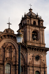 Obraz premium Centro histórico de Cusco, no Peru, com arquitetura colonial, ruas de pedra e construções históricas que revelam a cultura andina e a herança inca da antiga capital do Império Inca.