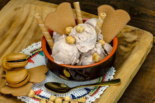 Primo piano di gelato alla nocciola con biscotti e wafer