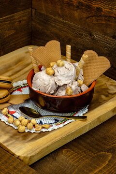  Primo piano di gelato alla nocciola con biscotti e wafer