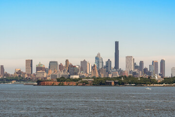 Obraz premium Brooklyn Skyline and Governor's Island View from New York Harbor