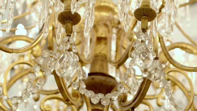Detalle de l&aacute;mpara de cristal elegante con iluminaci&oacute;n c&aacute;lida