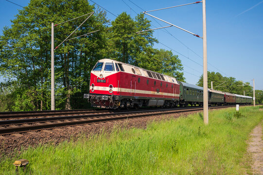 Deutschland , Krimnitz , 23.05.2026 , Ein historischer Reisezug mit einer Diesellok der Baureihe 119 bespannt