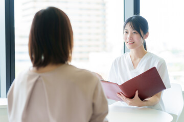 Fototapeta premium 医師からの告知と説明を受ける女性