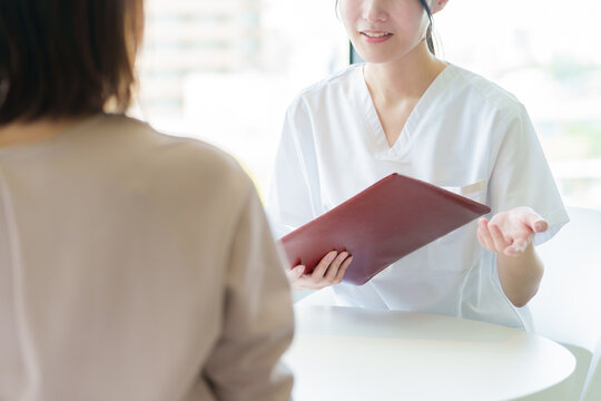 医師からの告知と説明を受ける女性