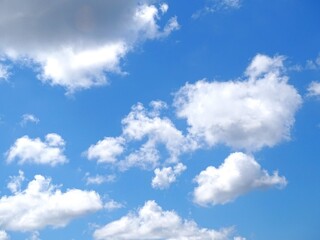 Obraz premium Beautiful cumulus clouds in a clear blue sky