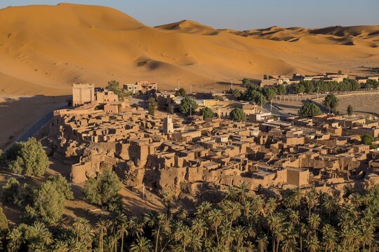 Overlook over the oasis of Taghit with sand dunes, western Algeria, Algeria