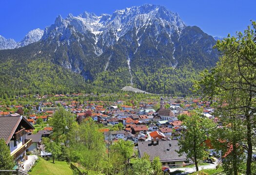 View of the town in front of the Karwendel Mountains with Viererspitze, Mittenwald, Werdenfelser Land, Upper Bavaria, Bavaria, Germany