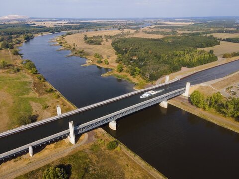 Drone shot, excursion boat on the Mittelland Canal, Magdeburg waterway junction, canal bridge, Mittelland Canal, Elbe, Magdeburg, Saxony-Anhalt, Germany