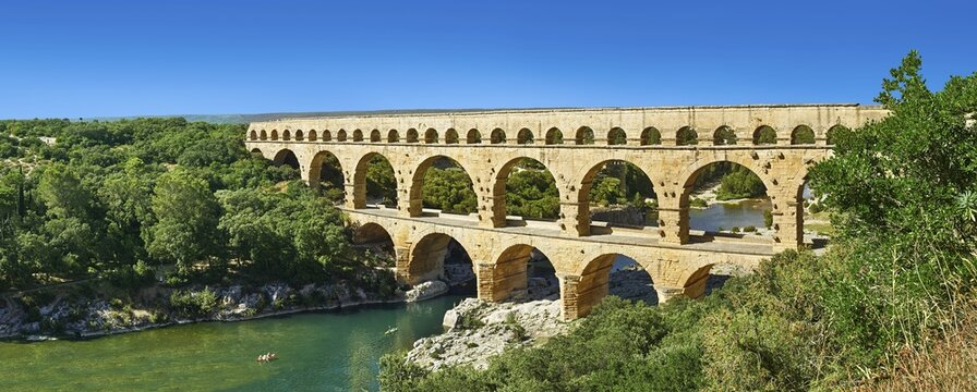 Roman aqueduct, Pont du Gard, Nimes, France