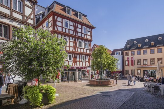 Market street and fountain with water carriers, Fulda, Fulda river, Rh&ouml;n, Eastern Hesse, Hesse, Germany