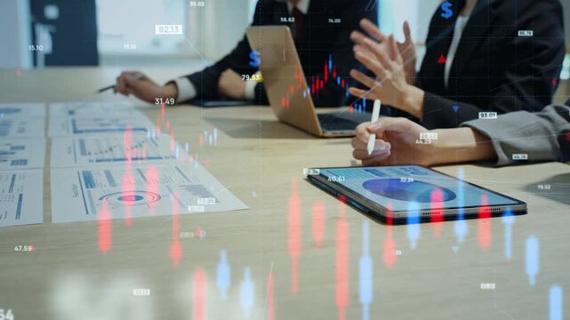 会議する男女ビジネスパーソンのグループと金融テクノロジーのコンセプト
