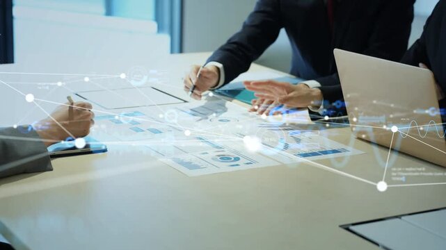 会議する男女ビジネスパーソンのグループとクラウドネットワークのコンセプト