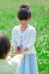 Obraz premium 花束を持った女の子と男の子