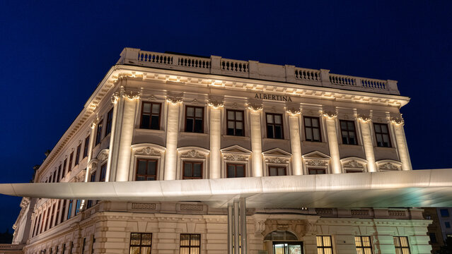 Albertina bei Nacht in Wien