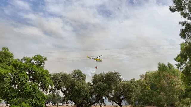 Helic&oacute;pteros descargando agua sobre incendio