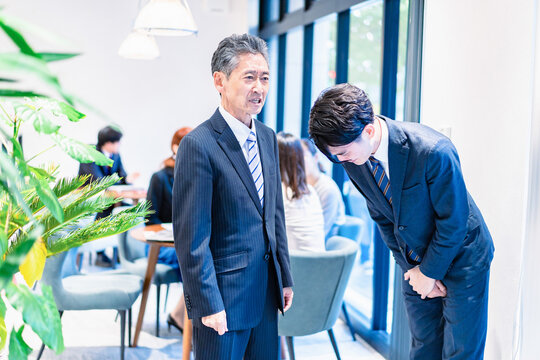 部下を叱責する上司