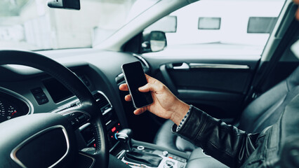 Naklejka premium Scam call text message received while driving in a car
