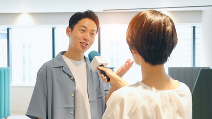 Fototapeta premium インタビューを受ける男性