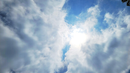 Fototapeta premium 日本の初夏・太陽の光・青空・雲・模様／Early summer in Japan: sunlight, blue sky, clouds, patterns.／일본의 초여름, 태양의 빛, 푸른 하늘, 구름, 무늬