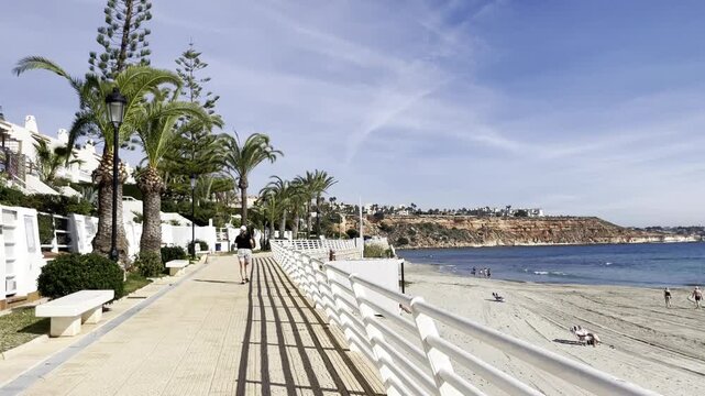 Footing en paseo mar&iacute;timo runner corredora mujer deportista playa running ejercicio aer&oacute;bico cardio saludable