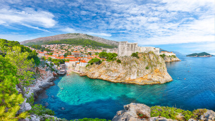 Naklejka premium Amazing Fort Bokar seen from Fort Lovrijenac on a sunny day with kayaks at sea.