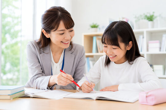 個別指導イメージ　講師と一緒に学習する小学生女の子　学力向上と学習支援