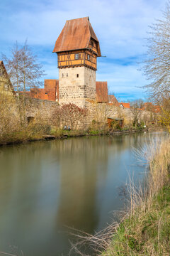 Mittelalterliche Stadtmauer an der W&ouml;rnitz in Dinkelsb&uuml;hl, Bayern