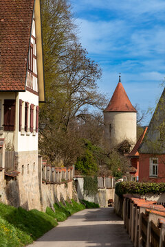 Gasse an der Stadtmauer mit Gr&uuml;nem Turm in Dinkelsb&uuml;hl, Bayern