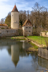 Fototapeta premium Rothenburger Weiher mit Faulturm und Parkwächterhaus in Dinkelsbühl, Bayern