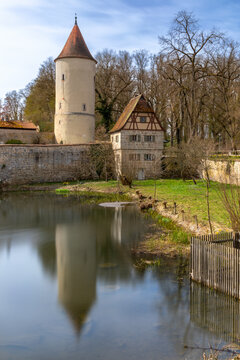 Rothenburger Weiher mit Faulturm und Parkw&auml;chterhaus in Dinkelsb&uuml;hl, Bayern