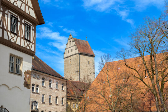Blick auf den Rothenburger Torturm vom Spitalhof in Dinkelsb&uuml;hl, Bayern