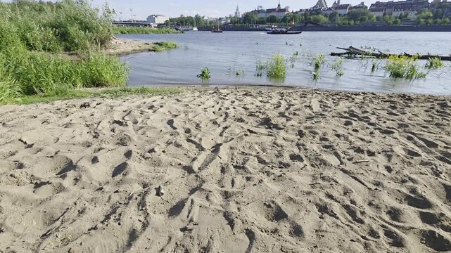 
wycieczka rowerem przez Warszaskie plaże widok na miasto Polska
bike trip through Warsaw beaches with a view of the city Poland