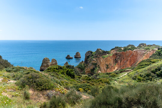 Steilk&uuml;ste mit vorgelagerten Felsen an der Algarvek&uuml;ste.