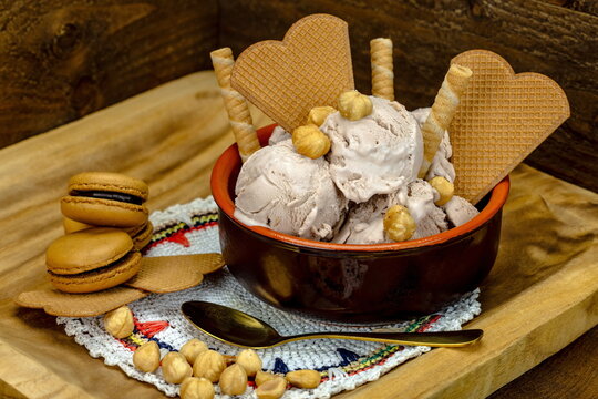 Primo piano di gelato alla nocciola con biscotti e wafer