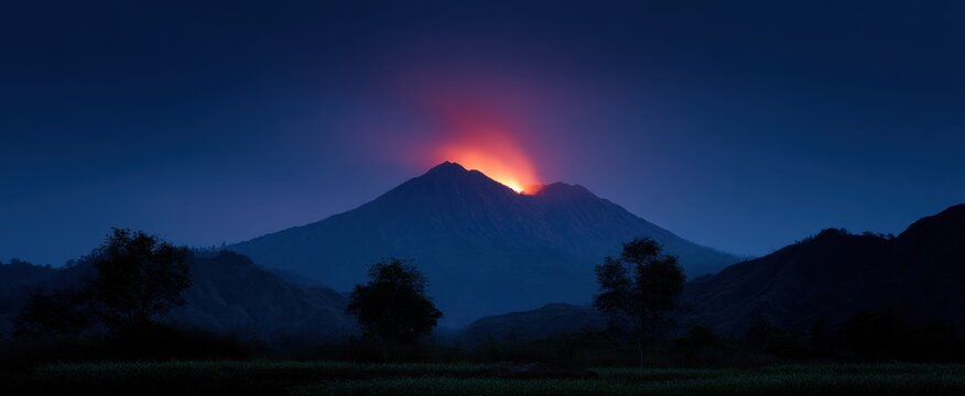 Erupsi gunung berapi memancarkan keganasan dengan aliran lava merah dan asap tebal.