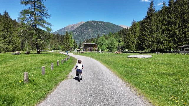 bambino piccolo bicicletta bici pedalare primi passi