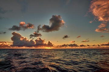 Goldener Sonnenuntergang über dem weiten Ozean mit beeindruckender Wolkenformation