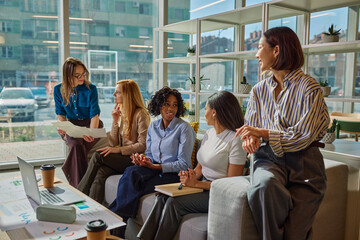 Obraz premium Multi ethnic businesswomen collaborating on a project in office lobby